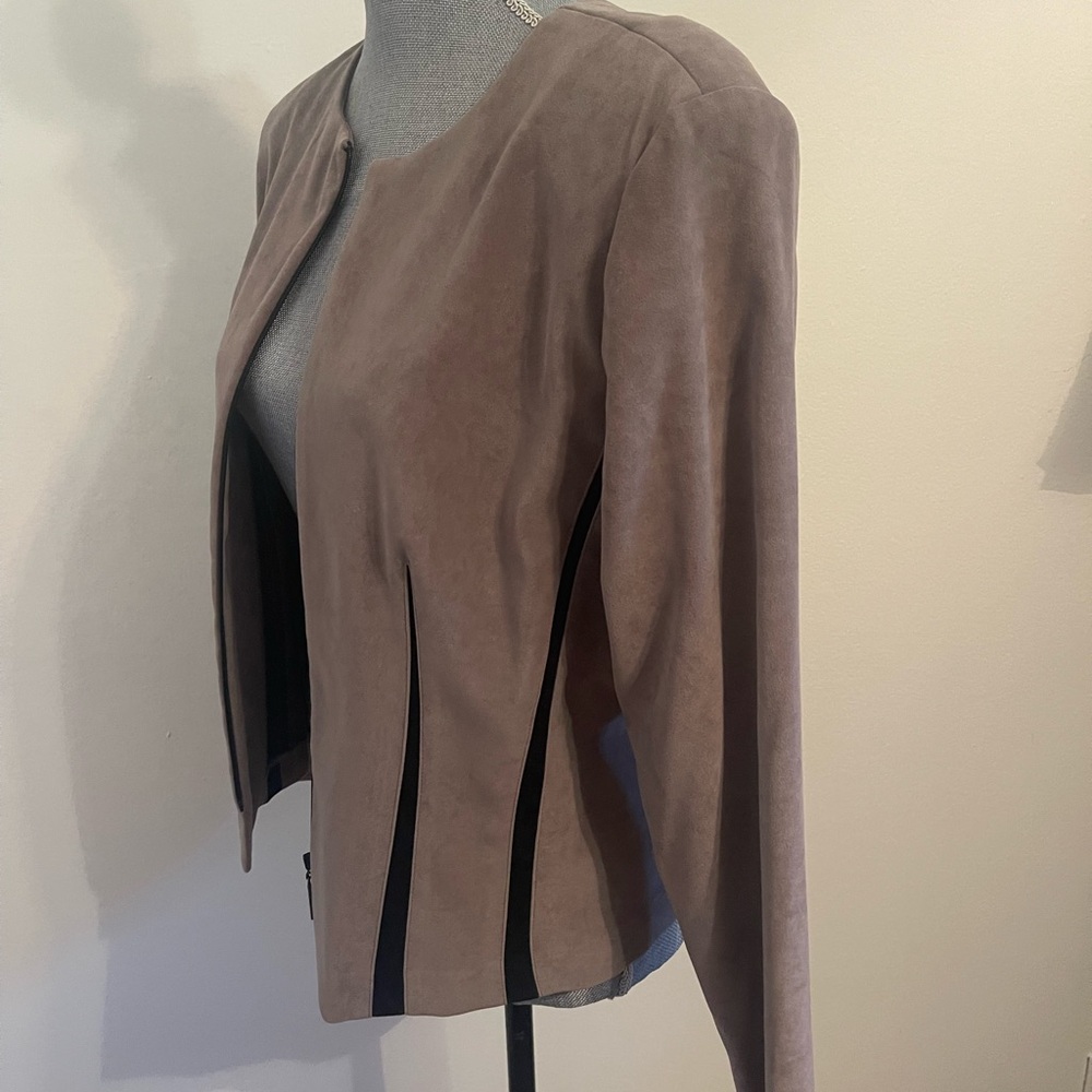 Positive Attitude Women's Taupe Suede Collarless Jacket. Size 14 - Picture 6 of 15